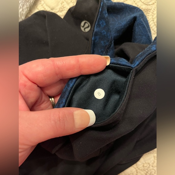 Reversible Lululemon Wunder Under Crops with Navy Waist - Picture 4 of 7